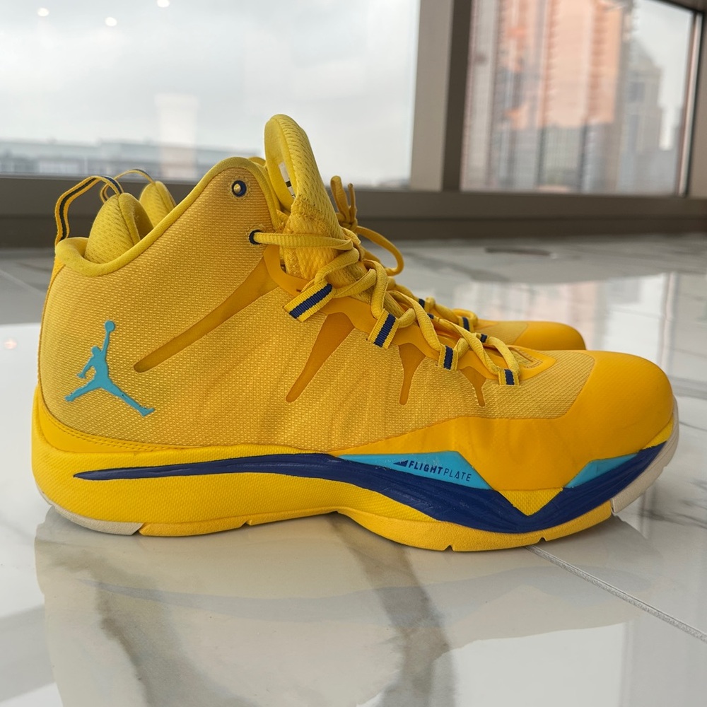Jordan Super.Fly 2
Color: Varsity Maize/Gamma Blue-Came Royal-White